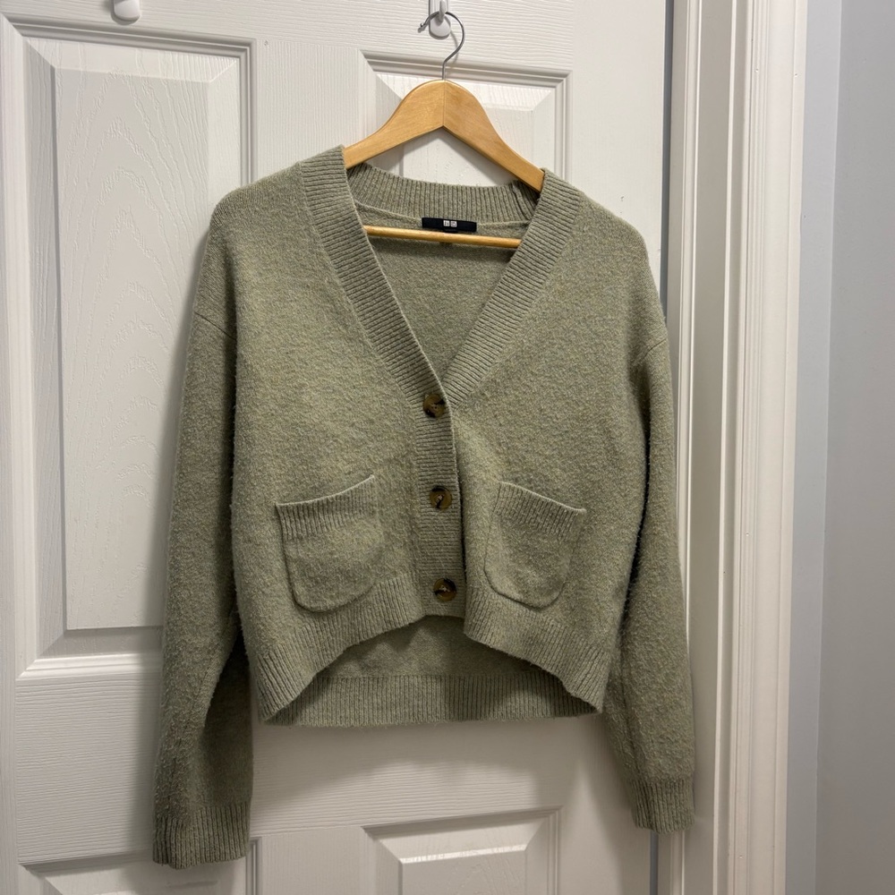 Uniqlo Soufflé Yarn Short Cardigan Sage Green. Size XS